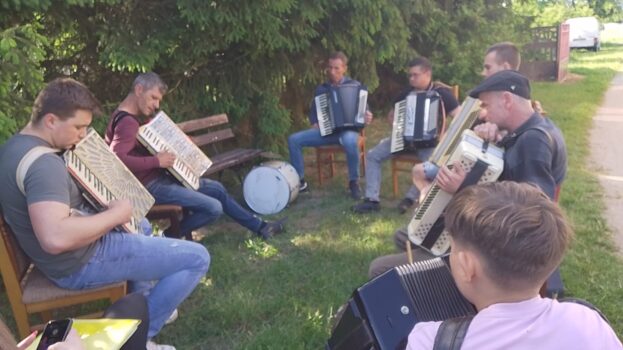 I-wsze zdjęcia ze spotkań i zajęć edukacyjnych w ramach projektu Ognisko Muzyki tradycyjnej w Rdzowie